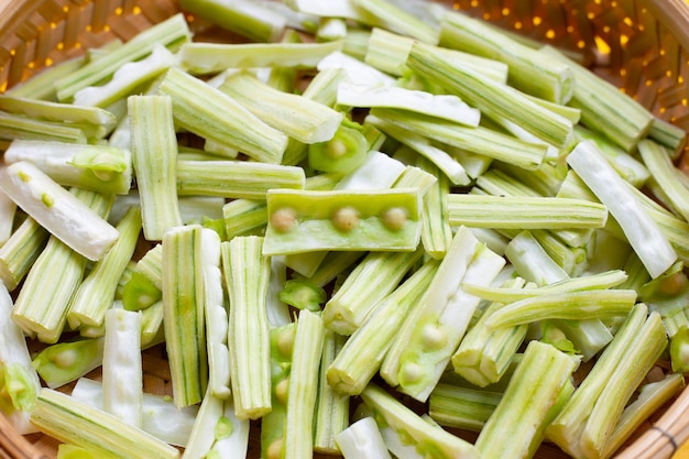 Moringa oleifera in cesto di bambù