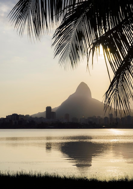 Morro Dois Irmaoes visto dalla Lagoa Rodrigo de Freitas al tramonto a Rio de Janeiro in Brasile