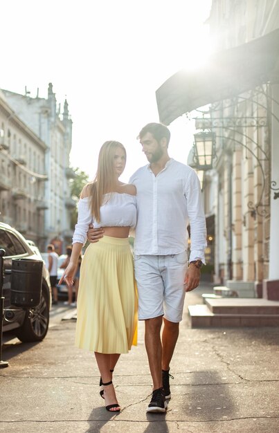 Morror innamorato con una coppia che cammina su una strada europea al tramonto insieme trascorrono del tempo concetto d'amore romantico