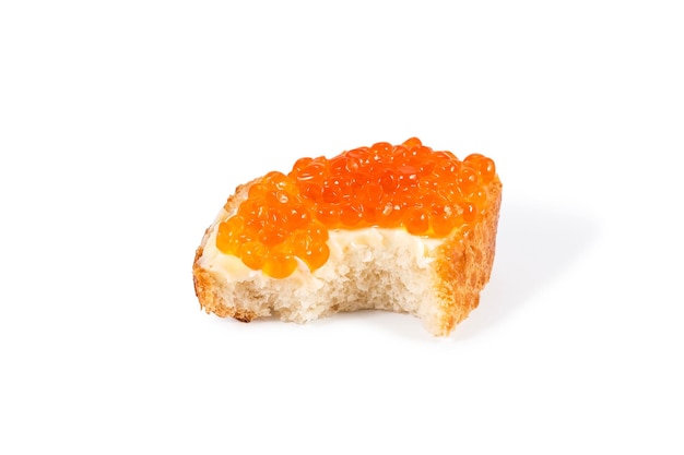 morsicato un panino con caviale rosso e formaggio isolato su sfondo bianco