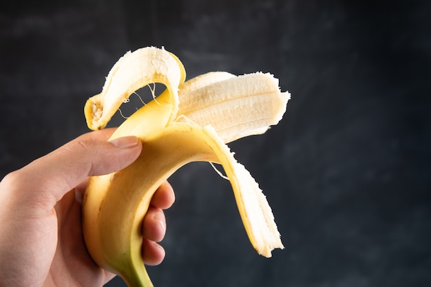 Morso per una banana su una superficie nera