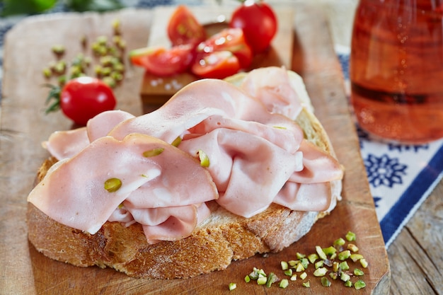 Mortadella su pane fresco