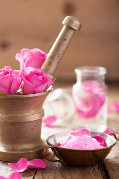 Mortaio con fiori di rosa per aromaterapia e spa