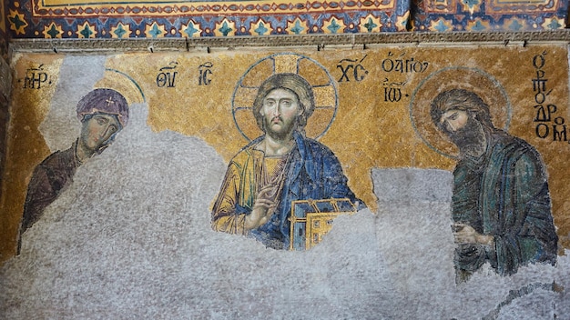 Mosaico Deesis del XIII secolo di Gesù Cristo affiancato dalla Vergine Maria e da Giovanni Battista nel tempio di Hagia Sophia a Istanbul, Turchia.