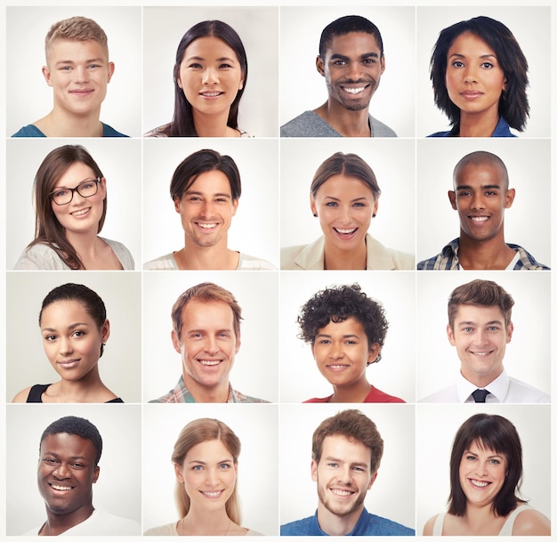 Mosaico faccia collage o ritratto di persone felici in un gruppo comunitario di società diversità o razza Headshot paese o montaggio di uomini o donne globali sorridono in studio isolato su sfondo bianco