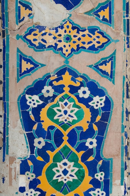 Mosaico in ceramica antico asiatico. elementi di ornamento orientale su piastrelle di ceramica