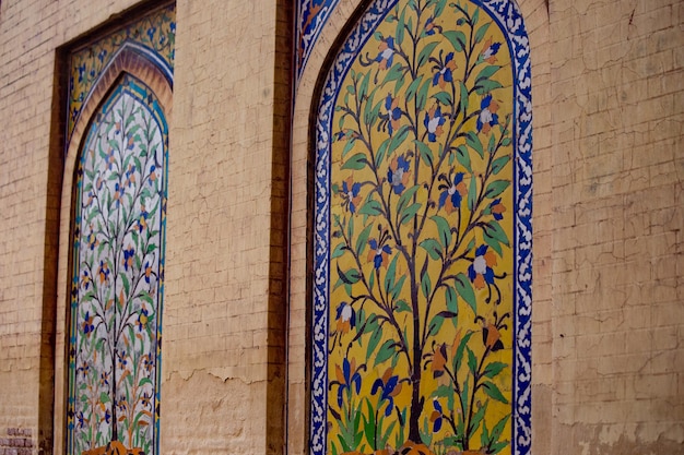 Mosaico in stile Mughal sulle pareti della Moschea Wazir Khan Masjid nel centro storico di Lahore, Punjab,