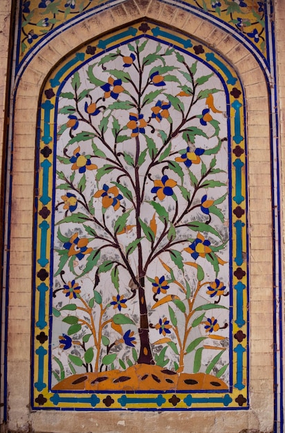 Mosaico in stile Mughal sulle pareti della Moschea Wazir Khan Masjid nel centro storico di Lahore, Punjab,