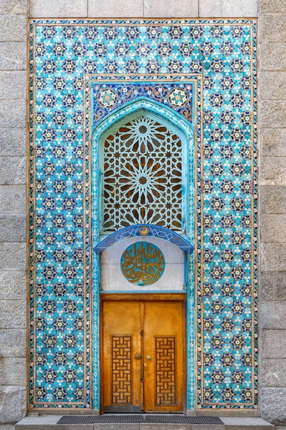 Mosaico tradizionale colorato di blu e turchese che decora la moschea. Ornamento orientale sulla facciata della cupola musulmana. Moschea di San Pietroburgo, Russia. Cultura e religione orientale.
