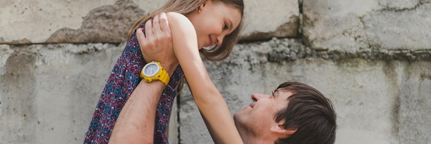 Mosca 06152022 uomo papà che ha tempo di qualità con il loro bambino figlia ragazza di nove anni sulle braccia padre felice che gioca bambino vita reale autentico momenti di paternità giorno d'oggi amore paterno banner