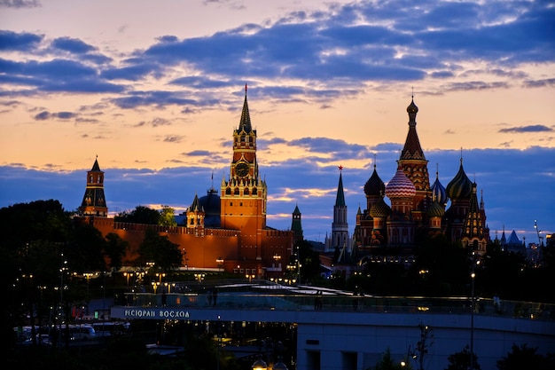 Mosca Russia 09052023 La Torre Spasskaya e la Cattedrale di San Basilio sono illuminate di sera