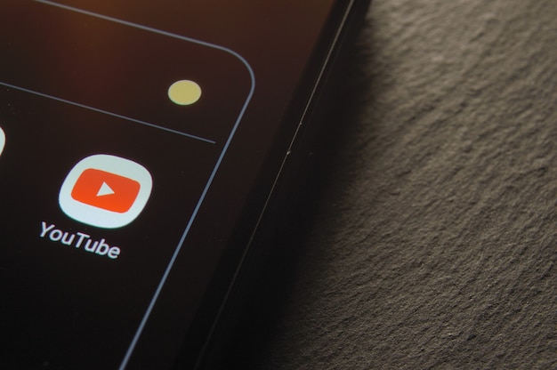 Mosca, Russia - 12 marzo 2021: Applicazione YouTube sullo schermo dello smartphone.