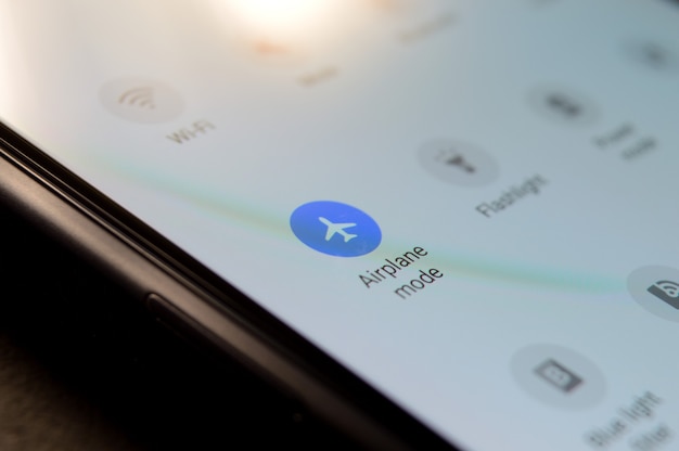 Mosca, Russia - 12 marzo 2021: Icona della modalità aereo sullo schermo dello smartphone Android.