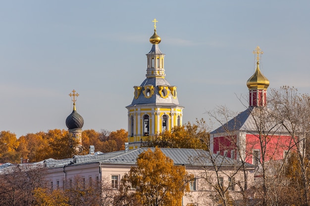 Mosca; Russia - 13 ottobre; 2021: Chiesa ortodossa dal tetto d'oro.