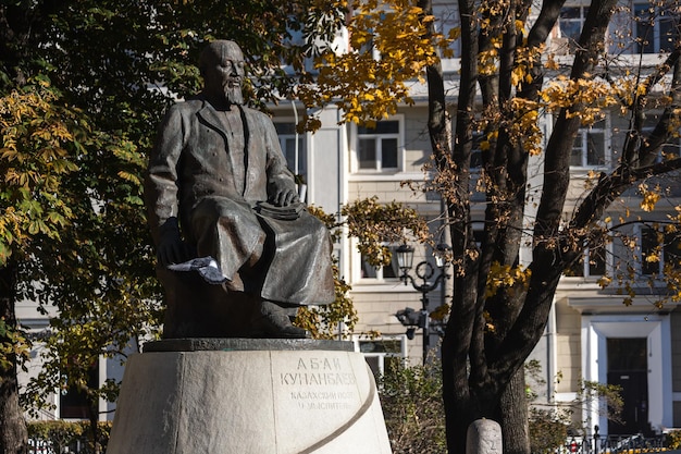 Mosca, Russia - 13 ottobre 2021: primo piano del monumento ad Abai Kunanbayev sullo sfondo del parco autunnale della città