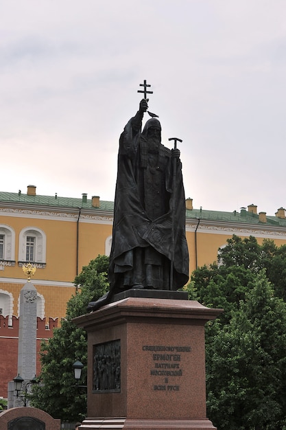 MOSCA, RUSSIA - 6 giugno 2021: monumento al santo martire Ermogene nel giardino di Alessandro a Mosca