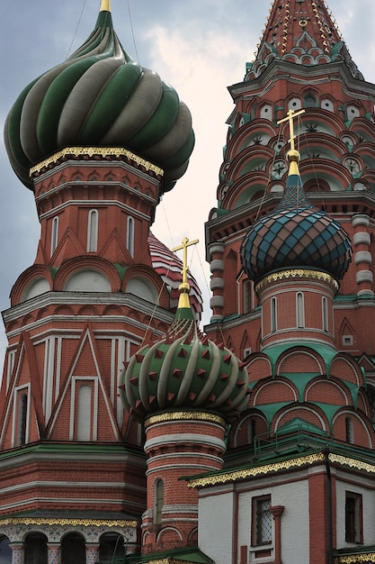 MOSCA, RUSSIA - 6 giugno 2021: vista delle cupole della Cattedrale di San Basilio sulla Piazza Rossa a Mosca