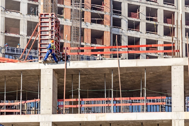 Mosca, Russia: i lavoratori presso il cantiere di nuovi edifici residenziali