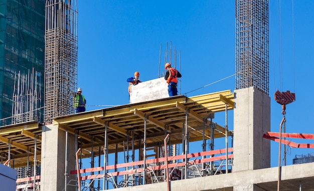 Mosca, Russia: i lavoratori presso il cantiere di nuovi edifici residenziali