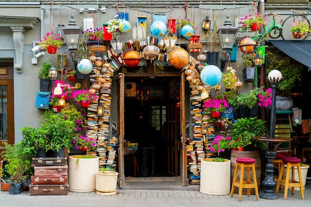 Mosca. Russia. . Interno di un caffè di strada estivo in città.