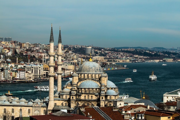Moschea accanto al lago contro il cielo in città