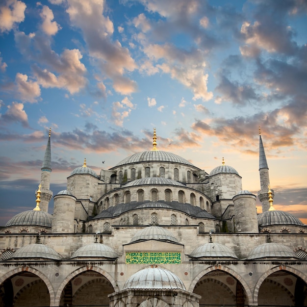 Moschea Blu di grandi dimensioni dal cortile contro il bel cielo Istanbul Turchia