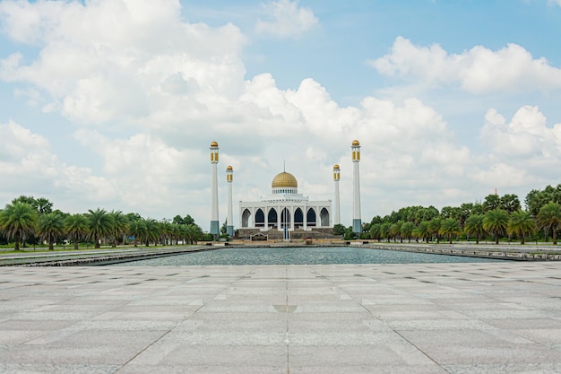 Moschea centrale di Songkhla con cielo blu e nuvole sulla moschea La più grande moschea della Thailandia