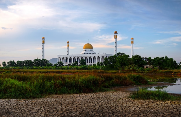 Moschea centrale di Songkhla con la riflessione dell'acqua a sud della Tailandia