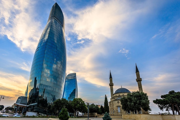 Moschea dei martiri e moderni grattacieli del quartiere centrale degli affari di vetro al tramonto Baku Azerbaijan