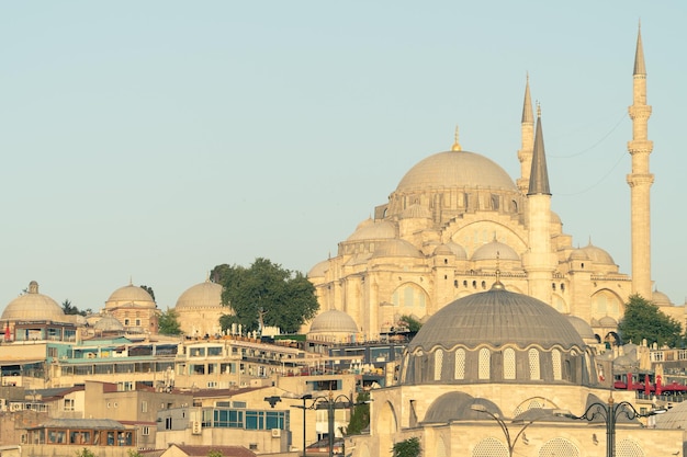 Moschea di Istanbul sotto i raggi del sole all'alba. Vista mattutina della città, Istanbul, Turchia