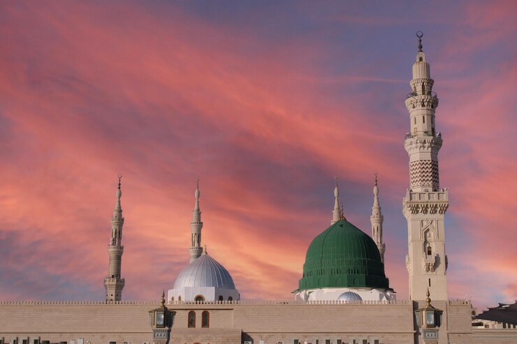 moschea di notte. Masjid nabi di Medina. Cupola verde e luna. profeta muhammed (Sav).ramadan kareem.