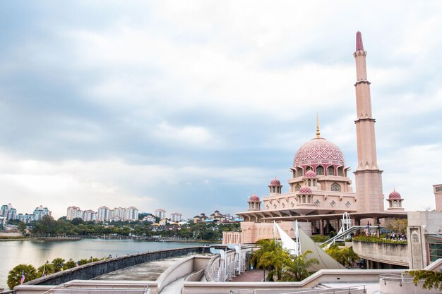 Moschea di Putra situata nella città di Putrajaya, il nuovo territorio federale della Malesia