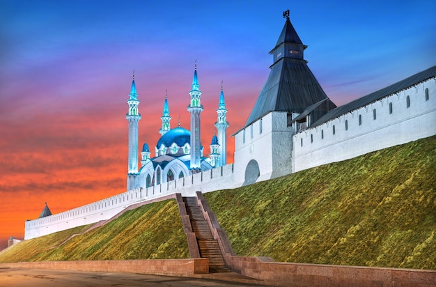 Moschea estiva Kul Sharif e la Torre della Trasfigurazione del Cremlino di Kazan sotto un cielo rosso al tramonto in serata primaverile