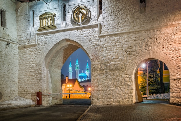 Moschea Kul-Sharif attraverso l'arco dell'ingresso al Cremlino di Kazan in una notte d'inverno