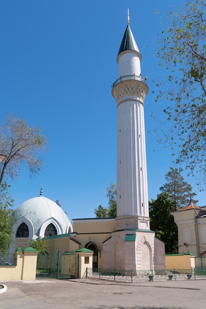 Moschea musulmana con minareto Caravanserai un monumento di architettura un edificio storico