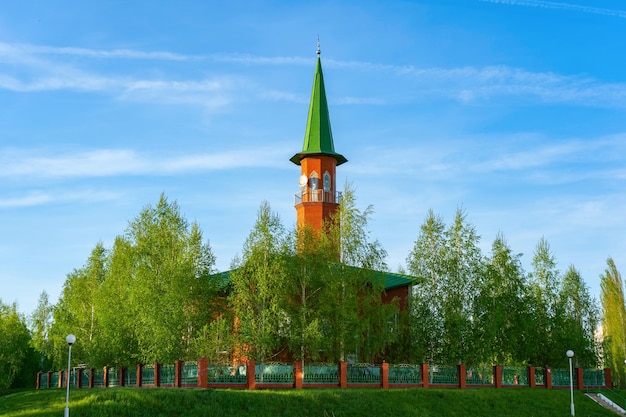Moschea nel centro della città in primavera. Moschea in Russia, Repubblica di Bashkortostan