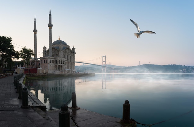 Moschea Ortakoy e Bosforo a Istanbul al mattino presto, Turchia