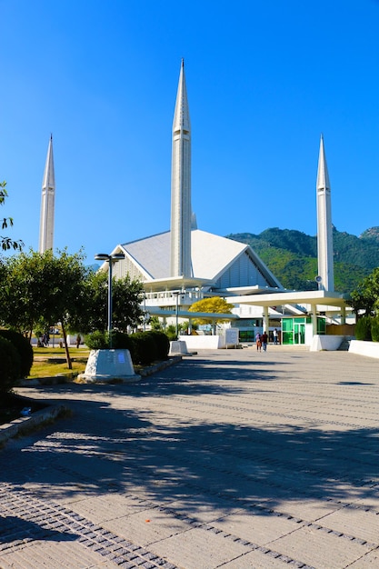 Moschea Shah Faisal con vista sulle colline di Margalla, Islamabad, Pakistan