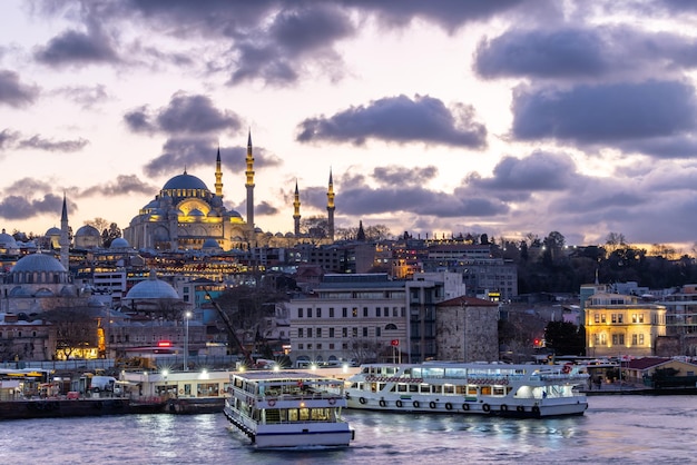 Moschea Suleymaniye nel distretto di sultanahmet città vecchia di istanbul tacchino tramonto a istanbul turchia