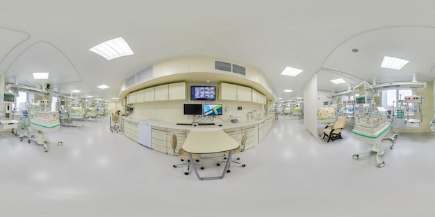 MOSCOVA RUSSIA Giugno 2022 full hdri 360 panorama vicino alla scatola dell'incubatrice infantile nel reparto maternità dell'ospedale del centro medico con attrezzature moderne nella clinica dentale in proiezione equirettangolare