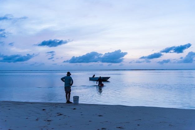 Mosso paesaggio del pescatore e mare di mattina all&#39;isola di Maafushi, Maldive