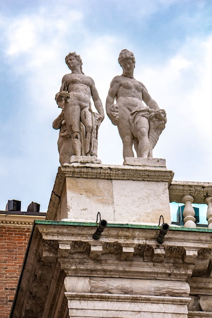 Mostra alle statue della Basilica Palladiana a Vicenza, Italia