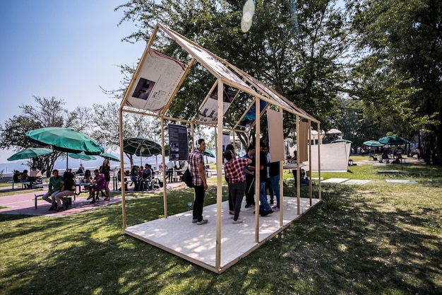 Mostra di architettura in un padiglione a forma di casa in massello di pino