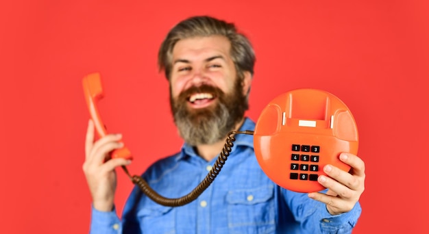 Mostra il tuo marchio uomo d'affari parlando al telefono vintage acquistare nuovo gadget telefono concetto di business Uomo d'affari bagarini telefono retrò Comunicazione servizio clienti retrò Uomo che parla con telefono vintage