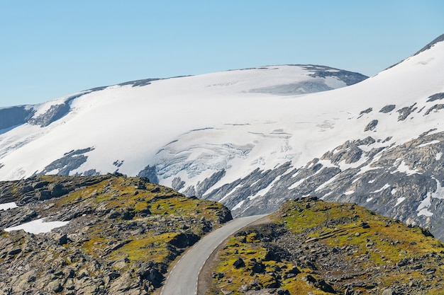 Mostra la vista del paesaggio della montagna coperta Dalsnibba in estate