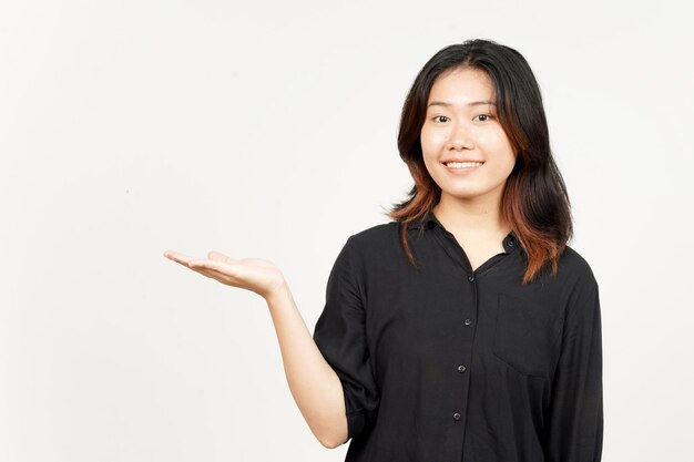 Mostrando e presentando il prodotto sul palmo aperto della bella donna asiatica isolata su sfondo bianco