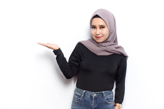 Mostrando e presentando sul palmo aperto di giovani belle donne asiatiche musulmane vestono velo Hijab
