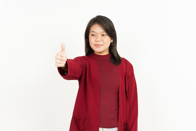 Mostrando i pollici in su della bella donna asiatica che indossa una maglietta rossa isolata su sfondo bianco