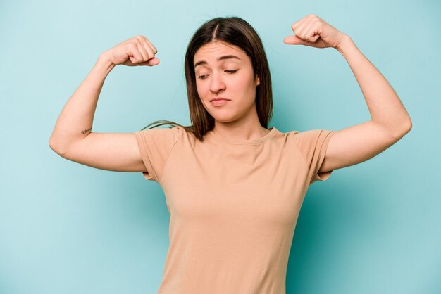 Mostrando il gesto di forza con le braccia simbolo del potere femminile