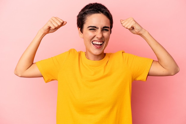 Mostrando il gesto di forza con le braccia simbolo del potere femminile